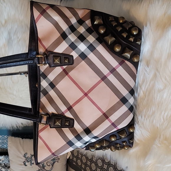 🥰⚘️BEAUTIFUL STUDDED BURBERRY NIKKI NOVA CHECK TOTE⚘️🥰 - Picture 2 of 8